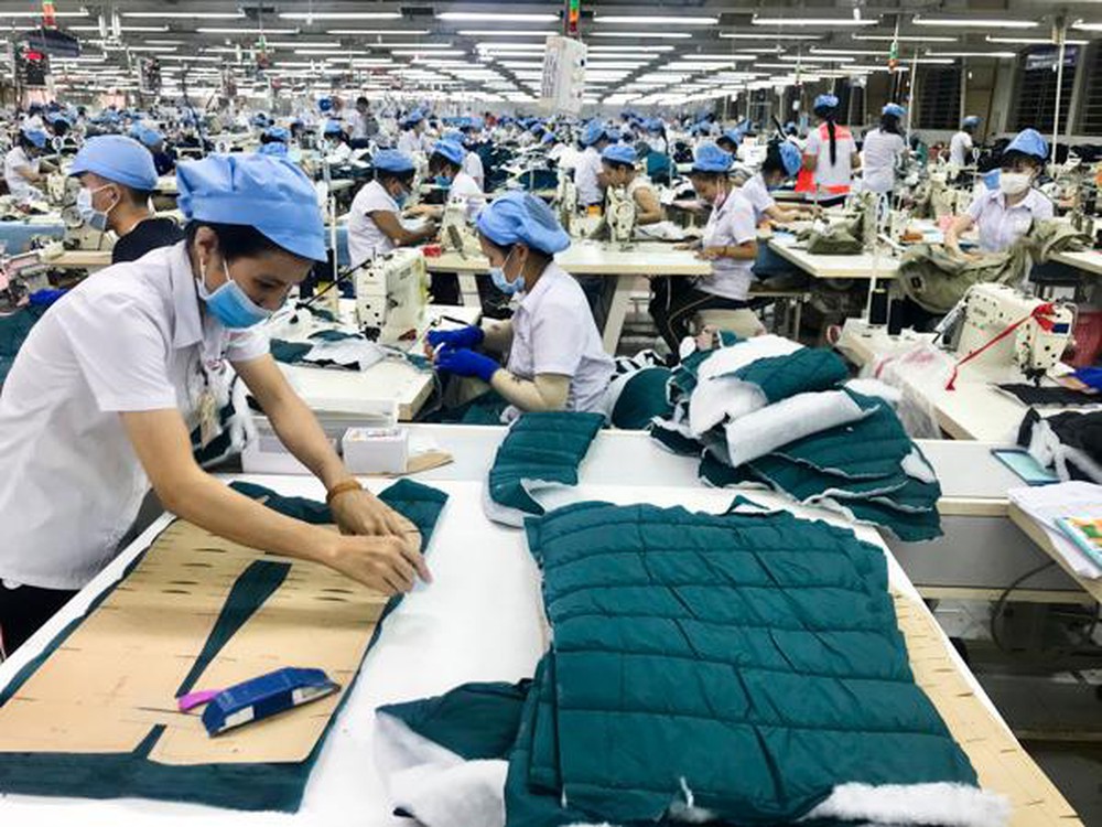 说明: 纺织服装业工人在生产流水线上工作