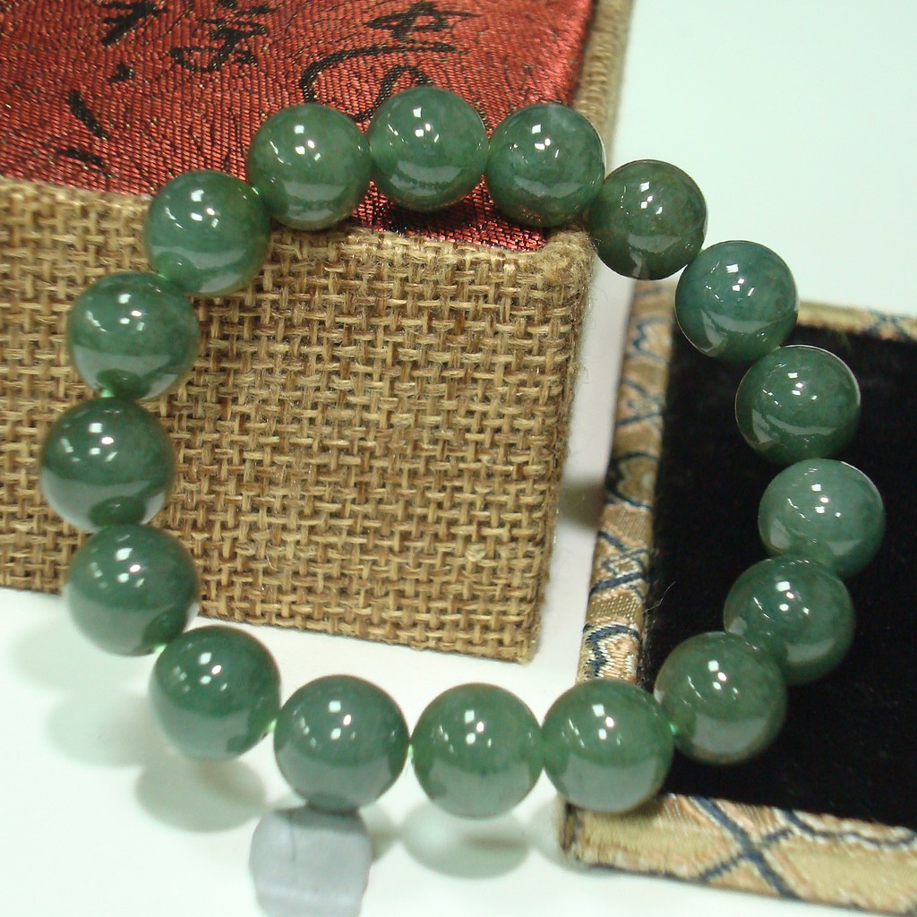缅甸玉加工而成的手珠是热门的玉石饰品之一