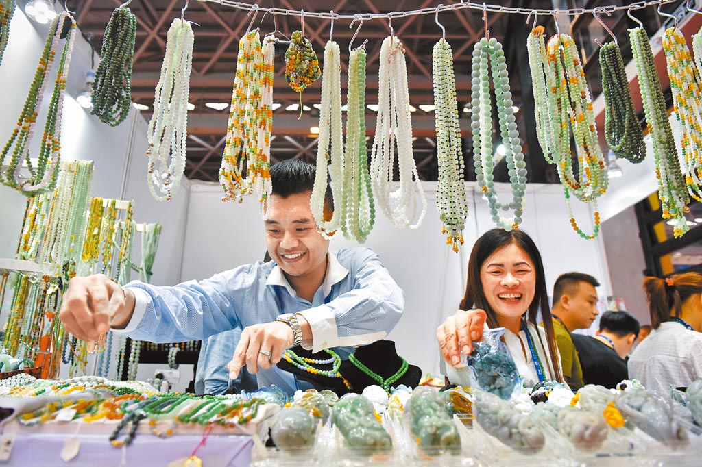 缅甸参展商在中国-东盟博览会上展示玉饰
