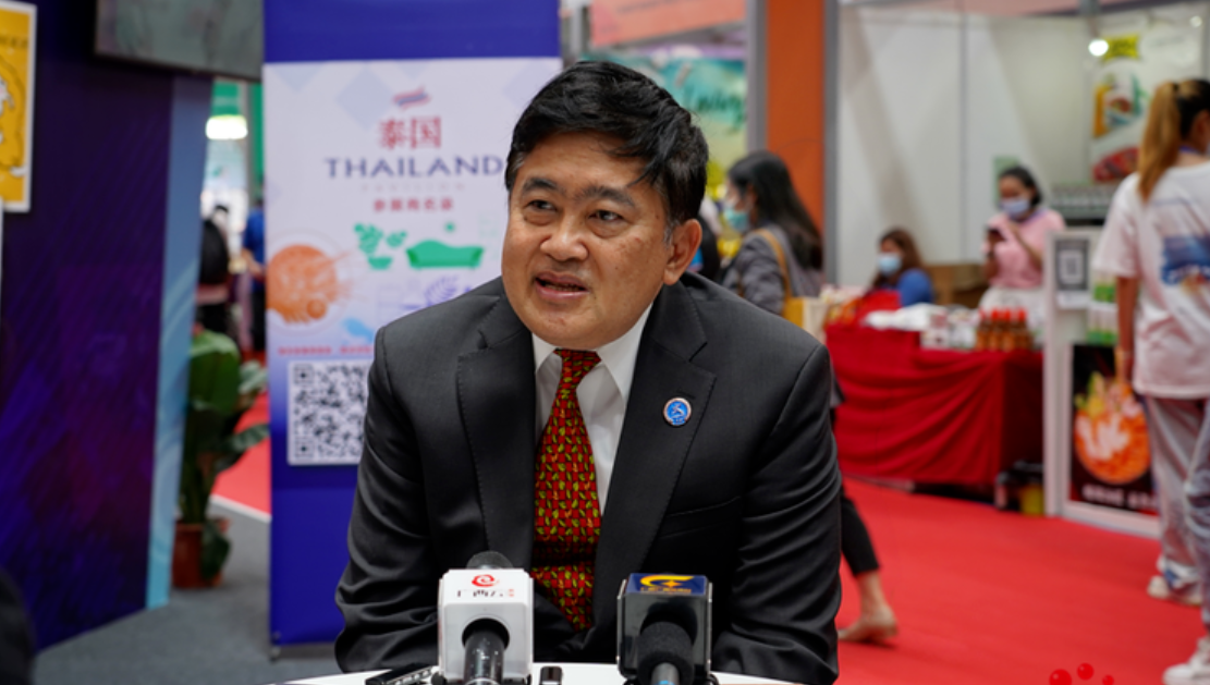 泰国驻华大使阿塔育·习萨目在第18届中国—东盟博览会上接受媒体采访