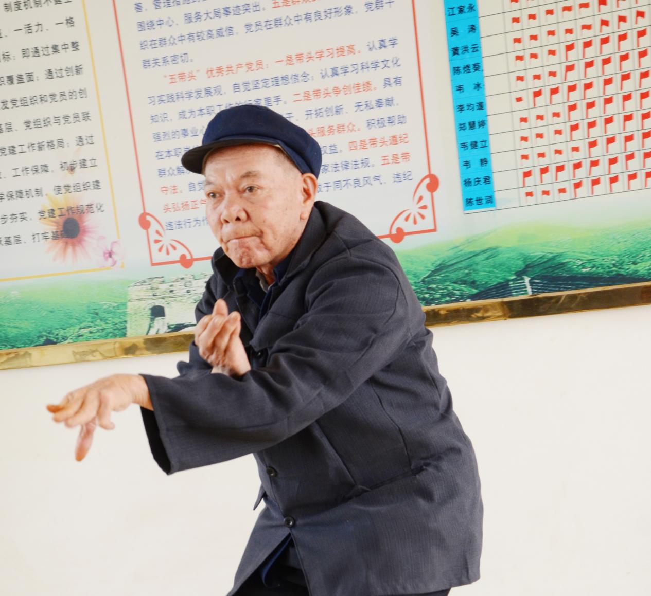 韦远隆在露圩镇文化站进行武术展示（图源：宾阳县文化馆）