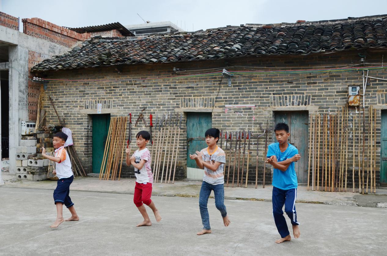 露圩的孩童们在练习拳术（图源：宾阳县文化馆）