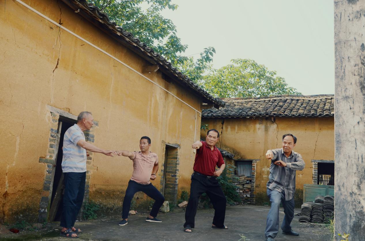 韦远隆在为学生教授露圩传统武术（图源：宾阳县文化馆）