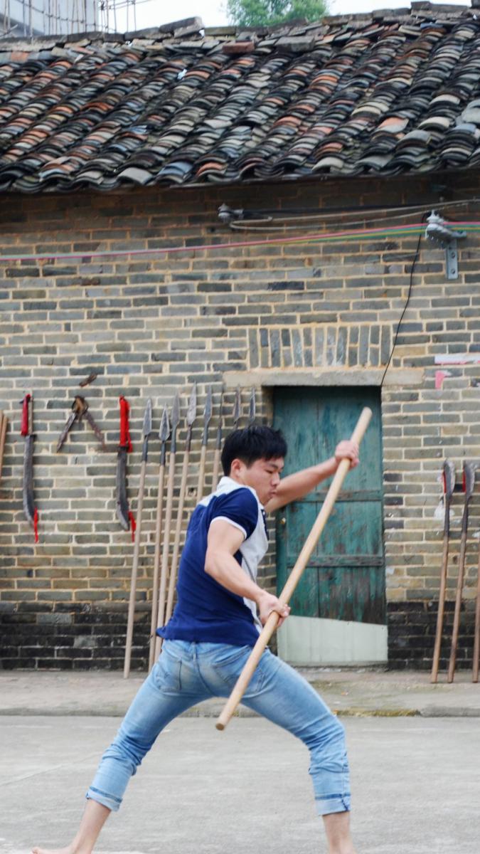 露圩传统武术中的传承人表演棍术（图源：宾阳县文化馆）