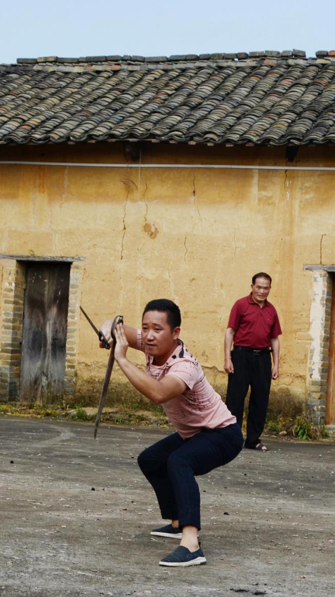 露圩传统武术中的传承人双刀表演（图源：宾阳县文化馆）