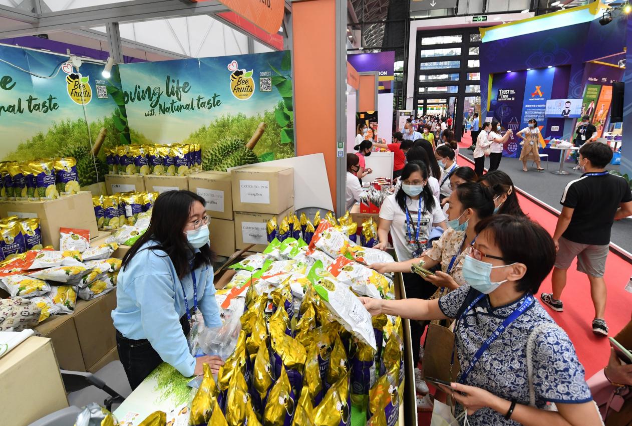 1.第18届东博会上，参观者在选购商品（图源：新华社）