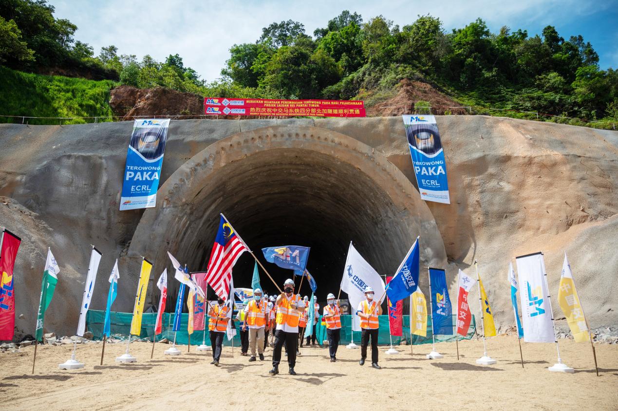 中马合作的马来西亚东海岸铁路项目首条隧道贯通（图源：新华社）