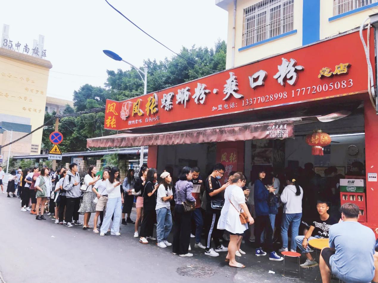 大排长龙的柳州老牌螺蛳粉店，图源：兔子爱吃肉