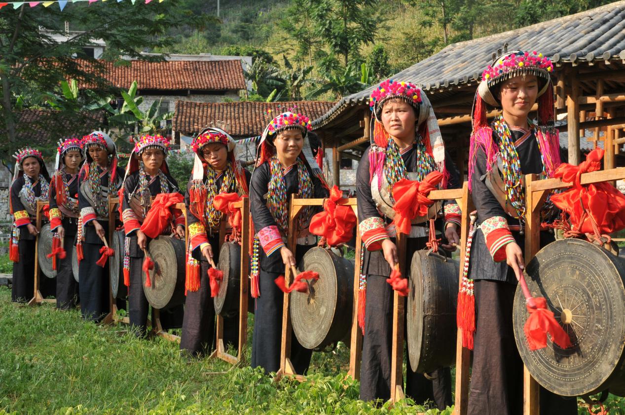 巴马县东山乡祝著节：铜鼓妹。（梁绍恩摄）(1)