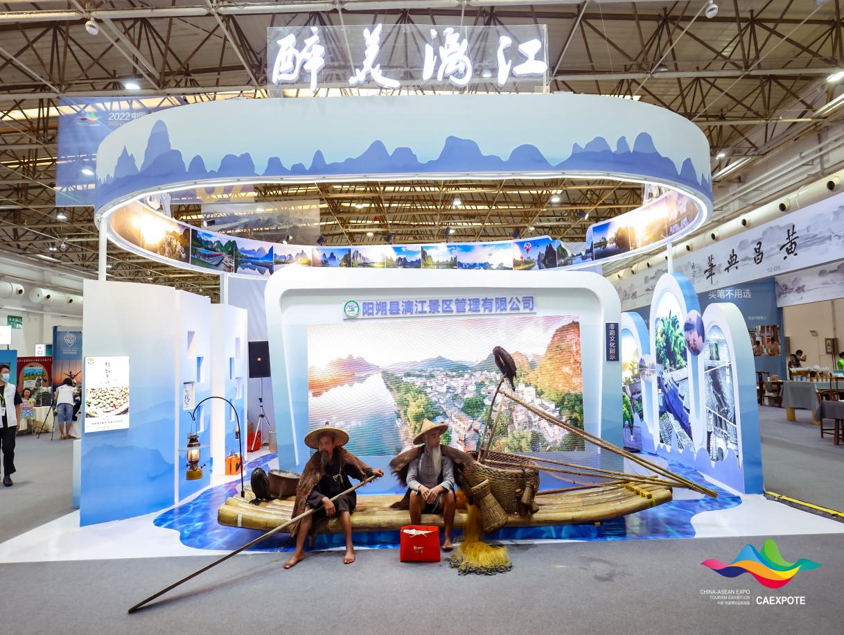 2022中国—东盟博览会旅游展上的桂林展区通过实景布置，重现了一幅“漓江渔船唱晚图“ 图源：主办方供图