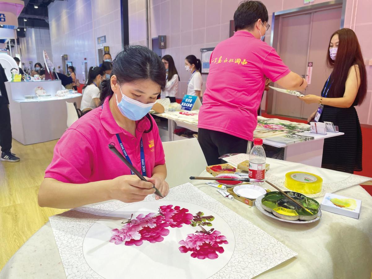 第19届东博会文旅康养展区上工作人员正在进行国画创作 摄影：封楚琳