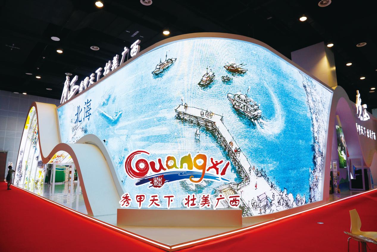 广西文旅展厅以“屏”为墙，滚动展示广西的城市文旅风光，图为北海风光 摄影：封楚琳
