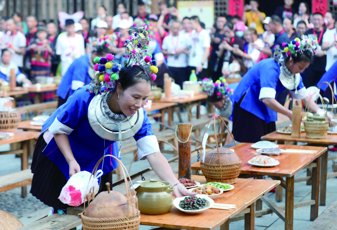 侗族妇女在三江侗族自治县林溪镇程阳八寨景区摆百家宴（图源：新华社）