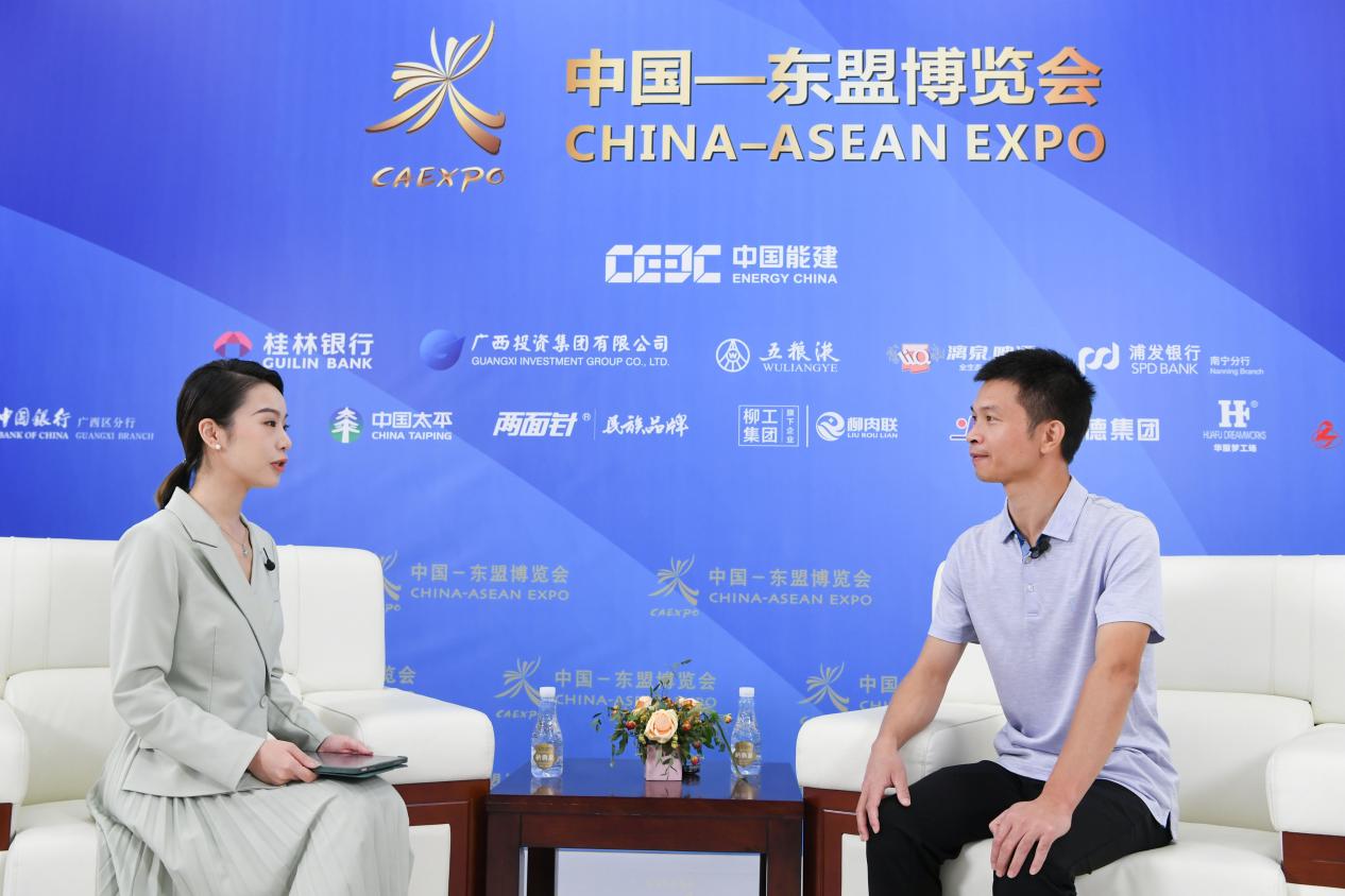 中国照明学会副秘书长郑炳松（右）接受媒体采访时表示，东博会将为照明企业搭建一个走向东盟国家和国际的平台（图源：中国—东盟博览会秘书处）