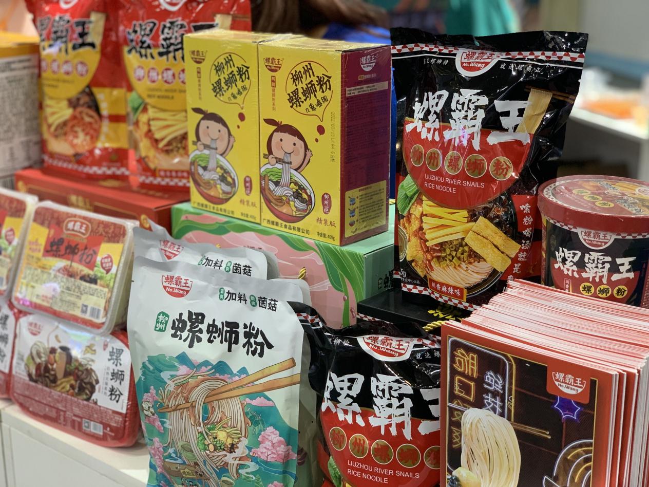 螺蛳粉中的明星品牌集体登台亮相东博会（摄影：唐琪）