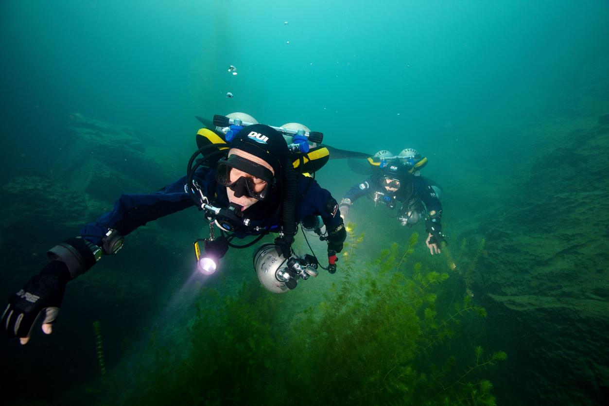 潜水员在都安地下河开展洞潜（图源：都安瑶族自治县文化广电体育和旅游局 ）