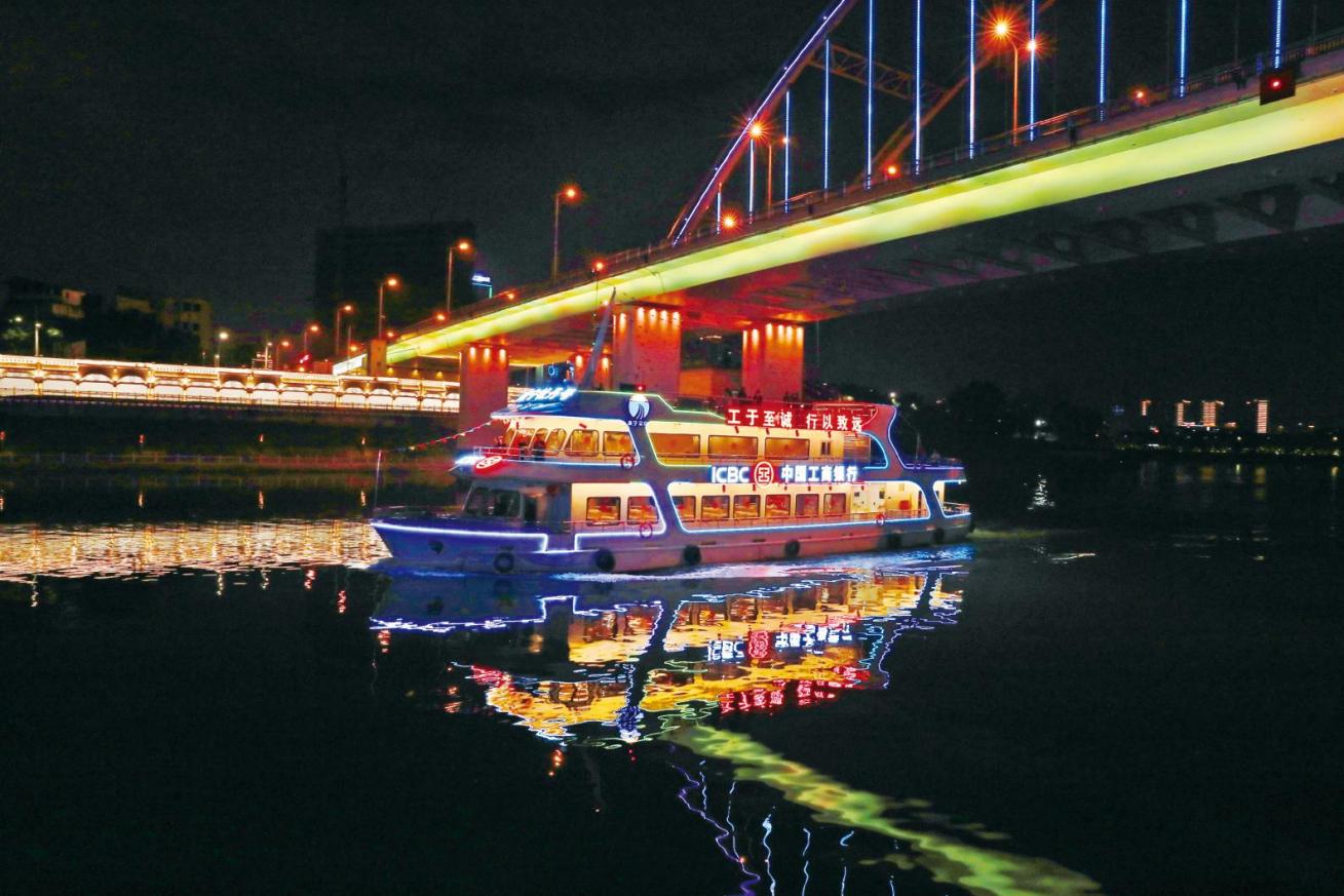 从凌铁大桥下开过的牡丹号 图源：南宁市文化广电和旅游局